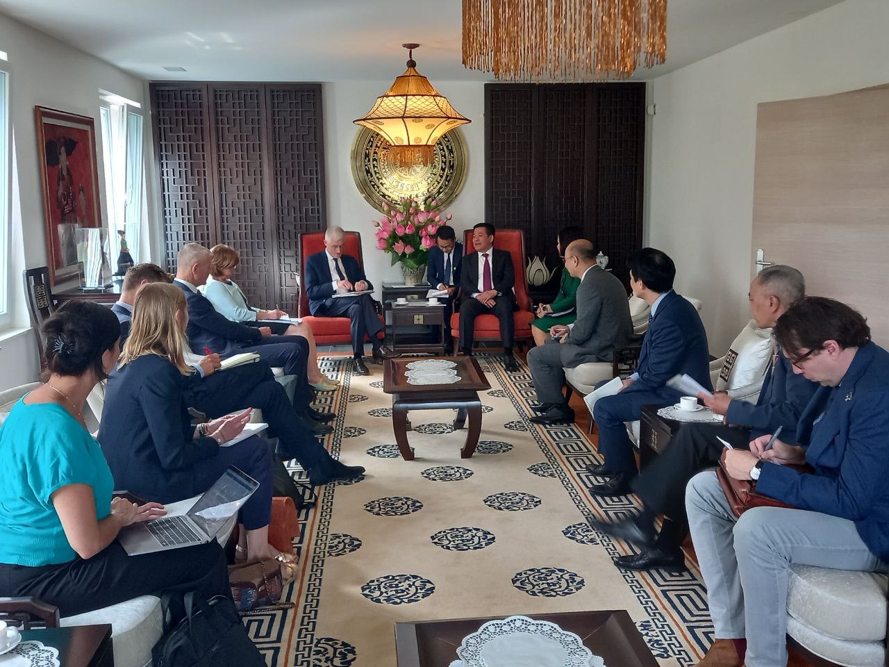 Bộ trưởng Nguyễn Hồng Diên gặp song phương Nghị sỹ Geert Bourgeois của Nghị viện châu Âu (Báo cáo viên về quan hệ thương mại với Việt Nam) 